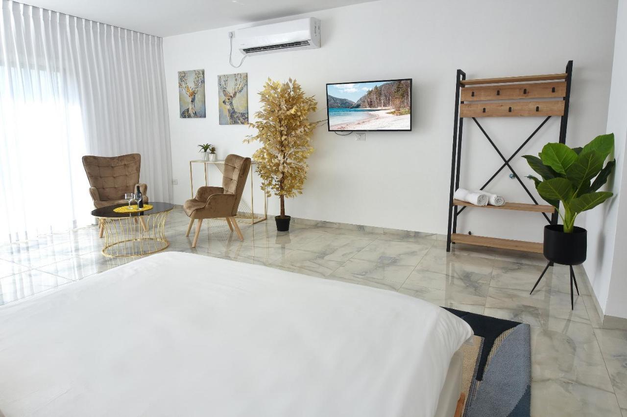 Ferienwohnung הסויטות של פולי Manot Exterior foto
