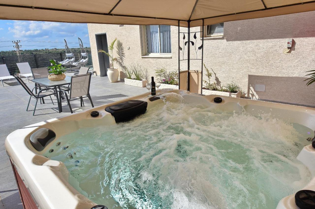 Ferienwohnung הסויטות של פולי Manot Exterior foto